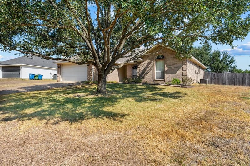 624 Willow Creek Drive, Hewitt TX 76643 - Photo 3
