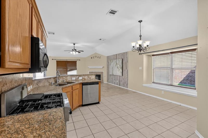 3041 Meadowbrook Drive, Grand Prairie TX 75052 - Photo 6