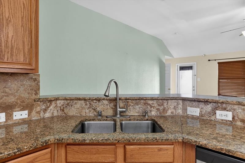 3041 Meadowbrook Drive, Grand Prairie TX 75052 - Photo 7