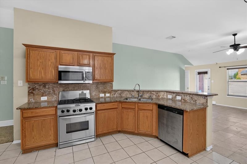 3041 Meadowbrook Drive, Grand Prairie TX 75052 - Photo 9