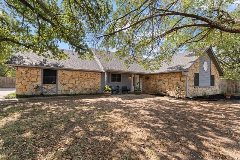 312 Trailwood Drive, Joshua TX 76058