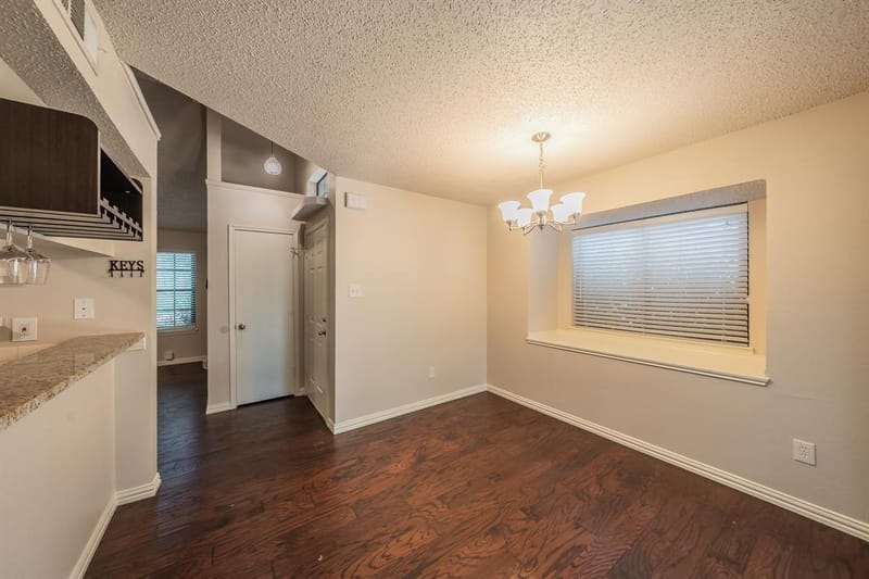 6402 Valleybrooke Court, Arlington TX 76001 - Photo 6