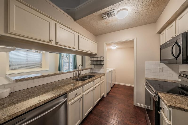 6402 Valleybrooke Court, Arlington TX 76001 - Photo 13