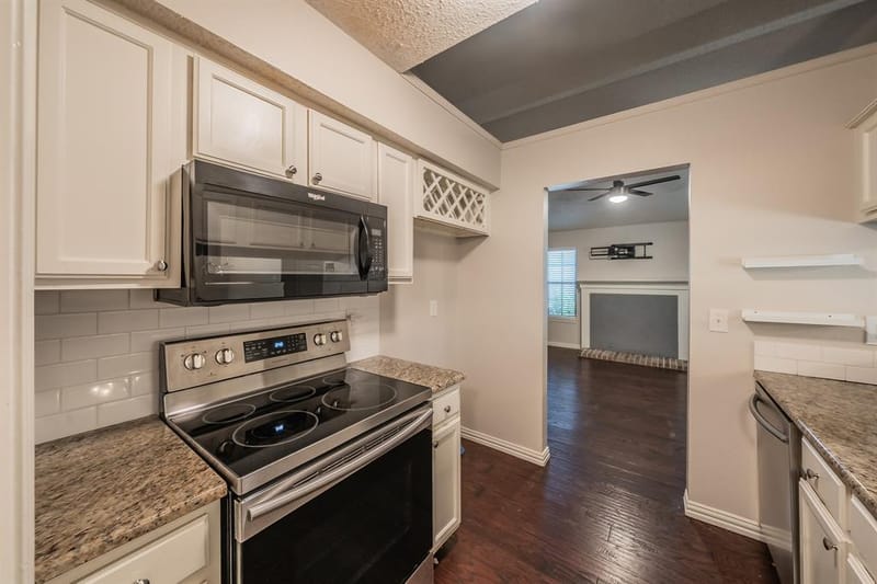 6402 Valleybrooke Court, Arlington TX 76001 - Photo 9
