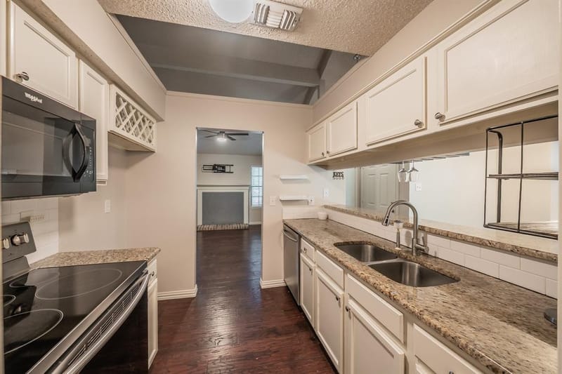 6402 Valleybrooke Court, Arlington TX 76001 - Photo 10