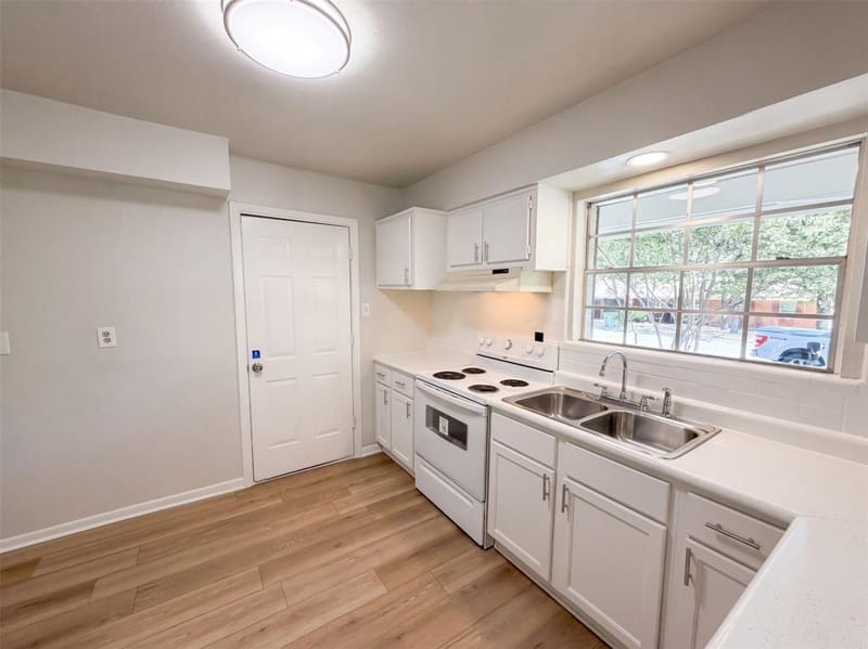 1229 King Drive, Bedford TX 76022 - Photo 12