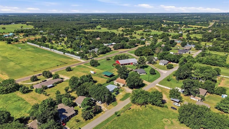 538 W Hughes Street, Collinsville TX 76233 - Photo 2