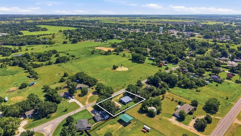 538 W Hughes Street, Collinsville TX 76233 - Photo 9