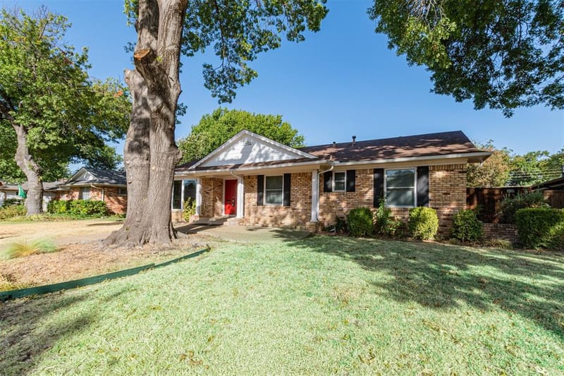 8419 Bocowood Drive, Dallas TX 75228 - Photo 32