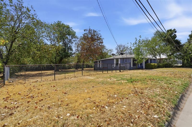 305 MILLER Street, Bowie TX 76230 - Photo 2