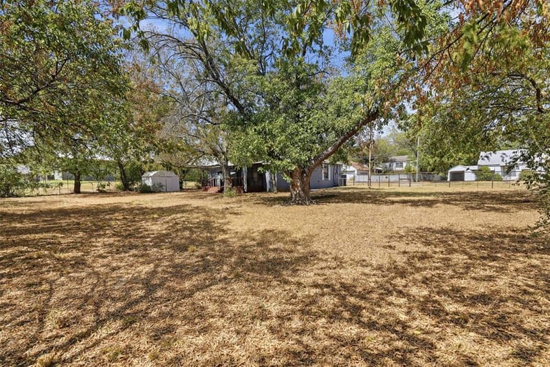 305 MILLER Street, Bowie TX 76230 - Photo 32