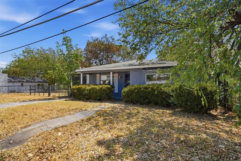 305 MILLER Street, Bowie TX 76230 - Photo 5