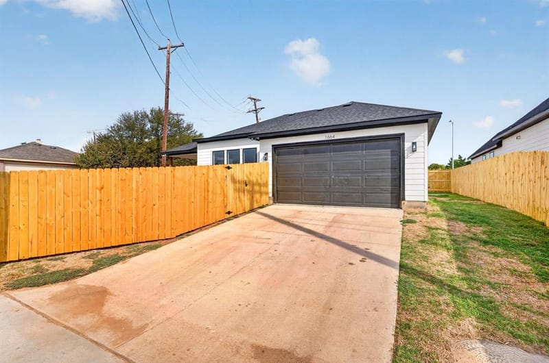 1664 W Wintergreen Road, Lancaster TX 75134 - Photo 33