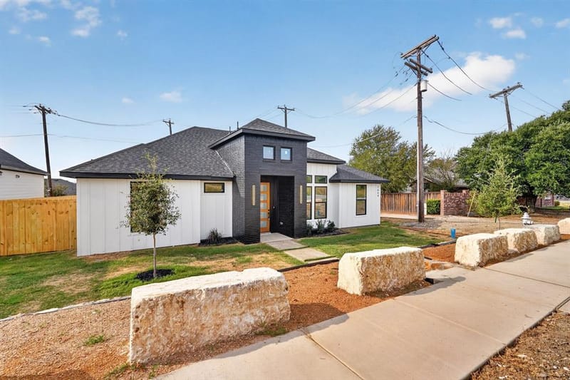 1664 W Wintergreen Road, Lancaster TX 75134 - Photo 4
