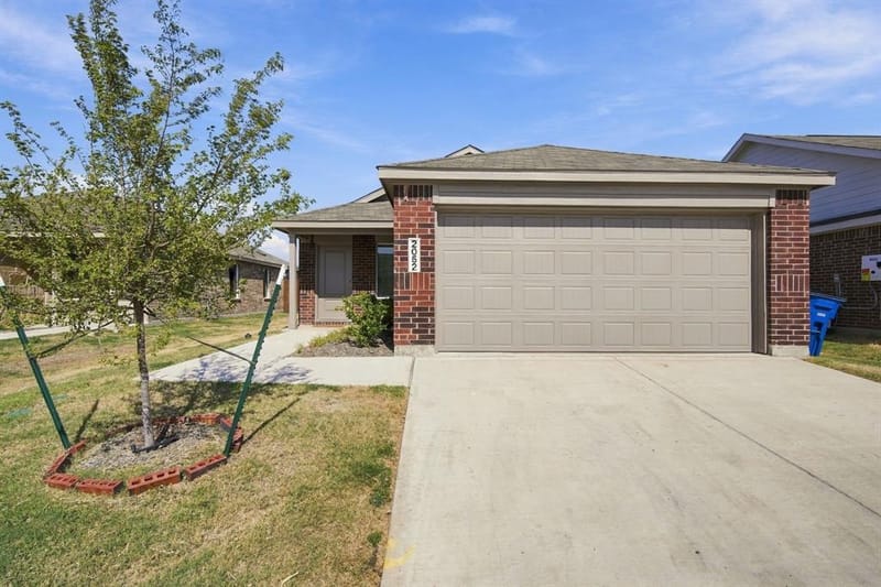 2052 Shady Oaks Drive, Ennis TX 75119 - Photo 2