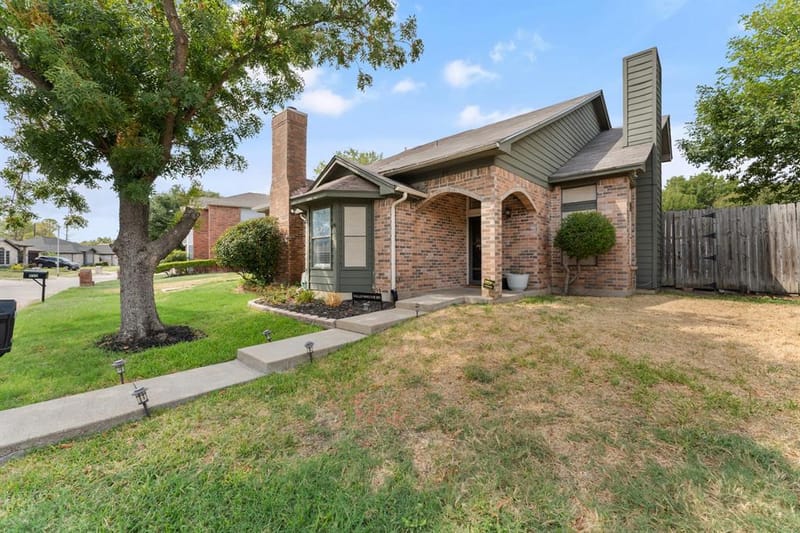 831 Valleybrooke Drive, Arlington TX 76001 - Photo 3