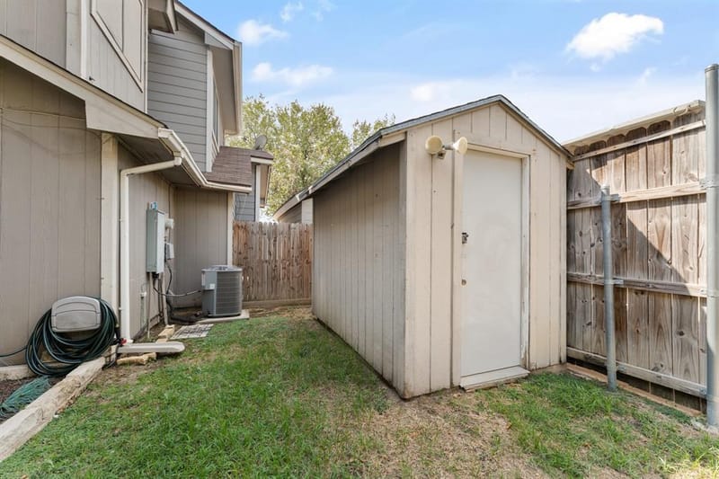 831 Valleybrooke Drive, Arlington TX 76001 - Photo 24