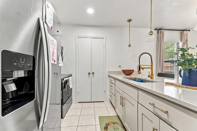 831 Valleybrooke Drive, Arlington TX 76001 - Photo 11