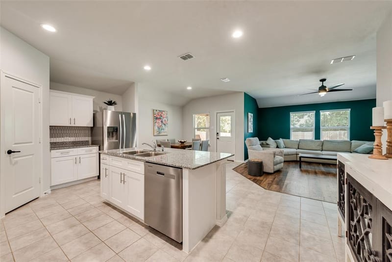540 Bronze Circle E, Springtown TX 76082 - Photo 5