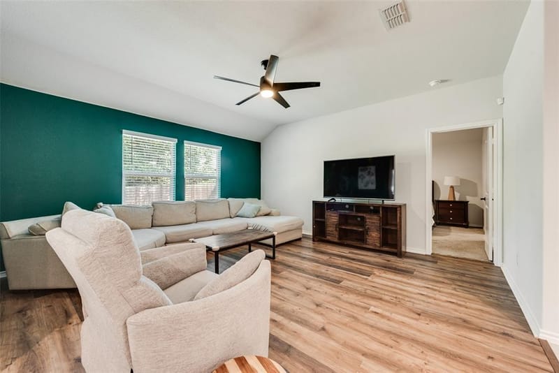 540 Bronze Circle E, Springtown TX 76082 - Photo 4