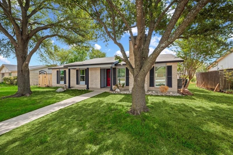1206 Oakbluff Drive, Lancaster TX 75146 - Photo 2