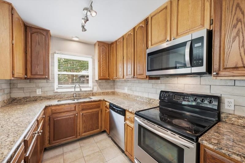 1206 Oakbluff Drive, Lancaster TX 75146 - Photo 12