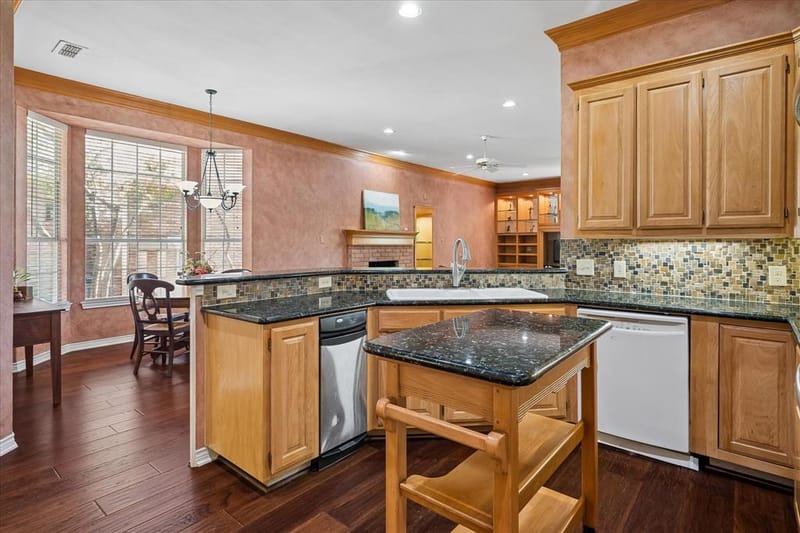 2204 Creekside Circle S, Irving TX 75063 - Photo 23