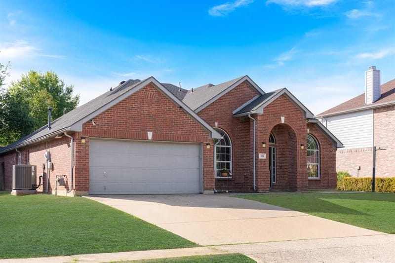 215 Longhorn Trail, Grand Prairie TX 75052 - Photo 2