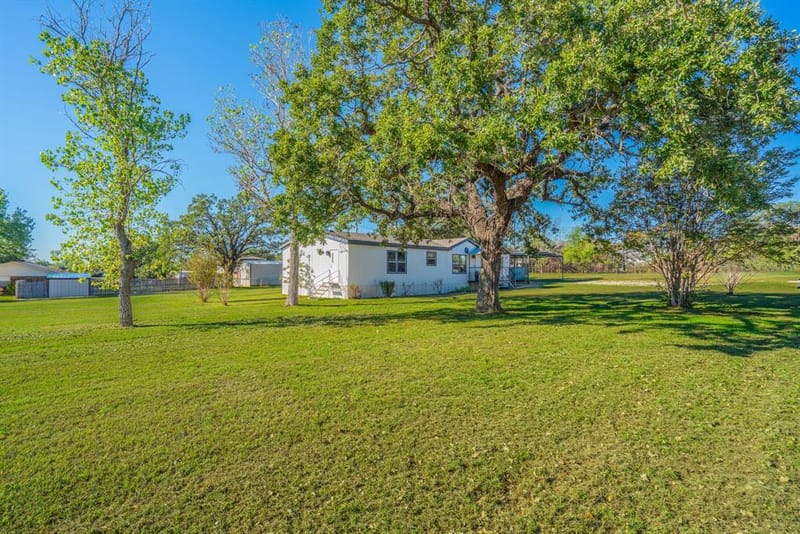 104 Hill Top Court, Springtown TX 76082 - Photo 2