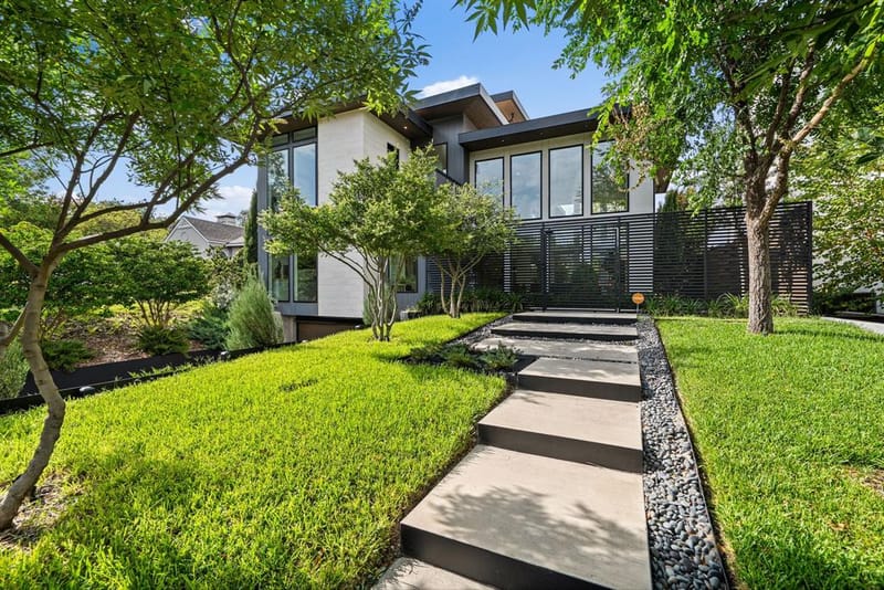 423 W Colorado Boulevard, Dallas TX 75208 - Photo 2