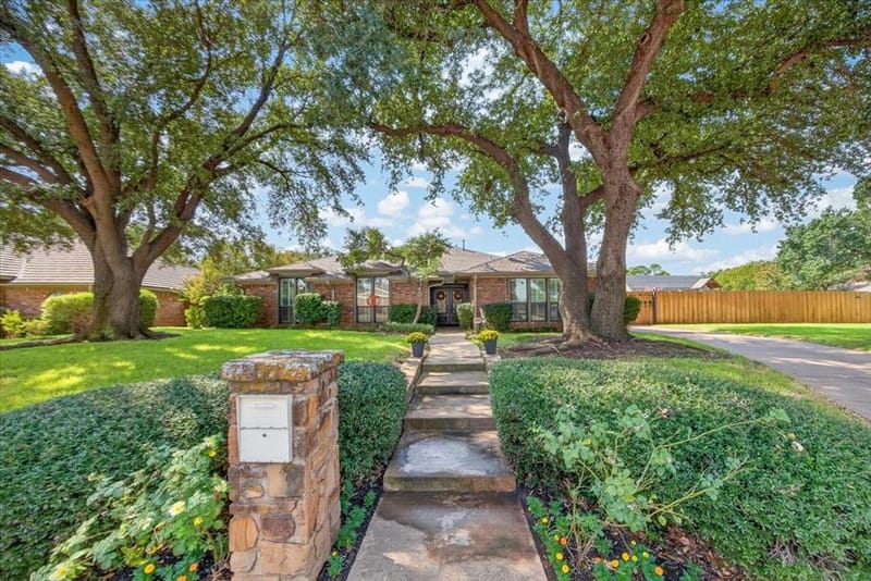 604 Lincoln Court, Arlington TX 76006 - Photo 2