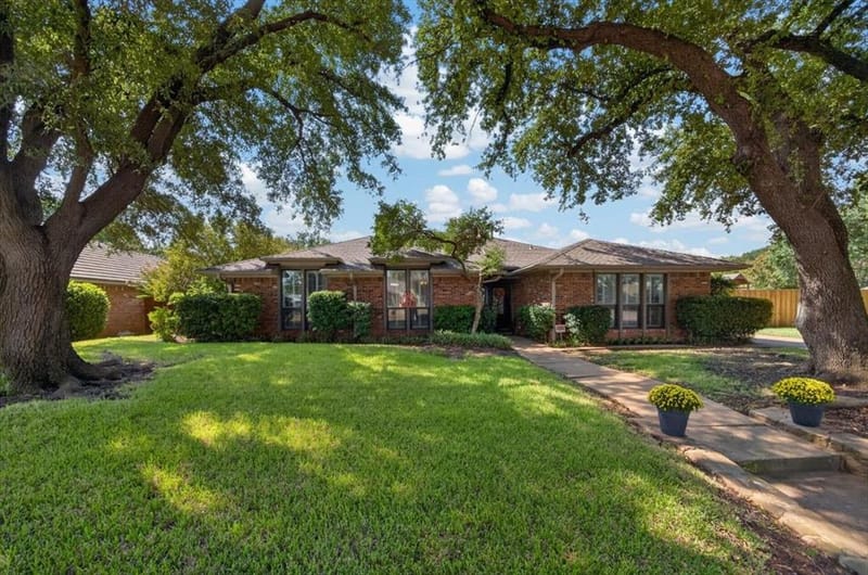 604 Lincoln Court, Arlington TX 76006 - Photo 3