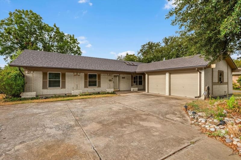 8933 Kincaid Drive, Benbrook TX 76116