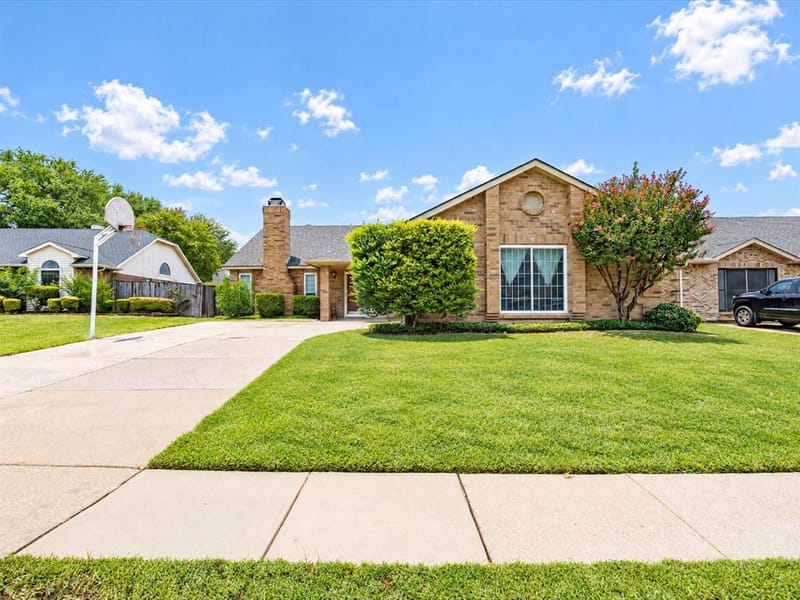 1705 Sandy Point Court, Arlington TX 76018 - Photo 3