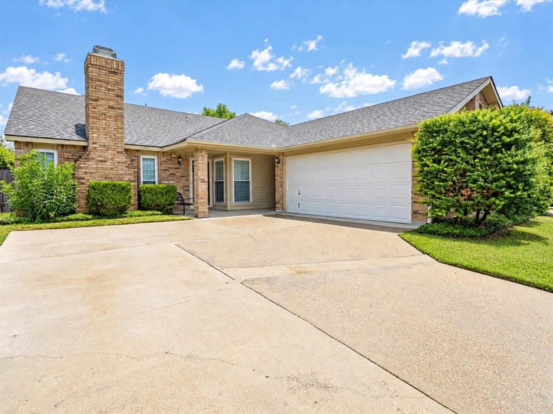 1705 Sandy Point Court, Arlington TX 76018