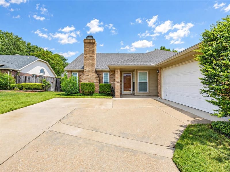 1705 Sandy Point Court, Arlington TX 76018 - Photo 5