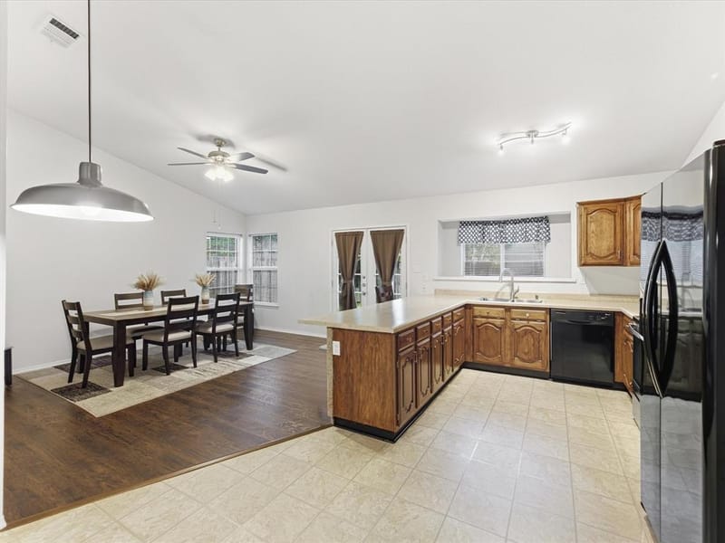 1705 Sandy Point Court, Arlington TX 76018 - Photo 20
