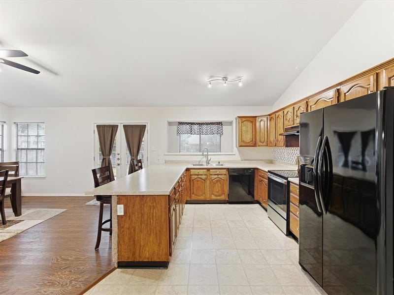 1705 Sandy Point Court, Arlington TX 76018 - Photo 18