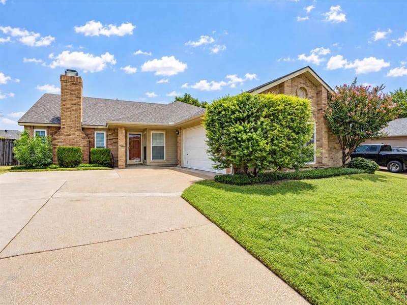 1705 Sandy Point Court, Arlington TX 76018 - Photo 4