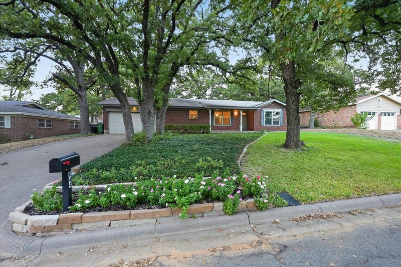 844 Woodcrest Drive, Hurst TX 76053