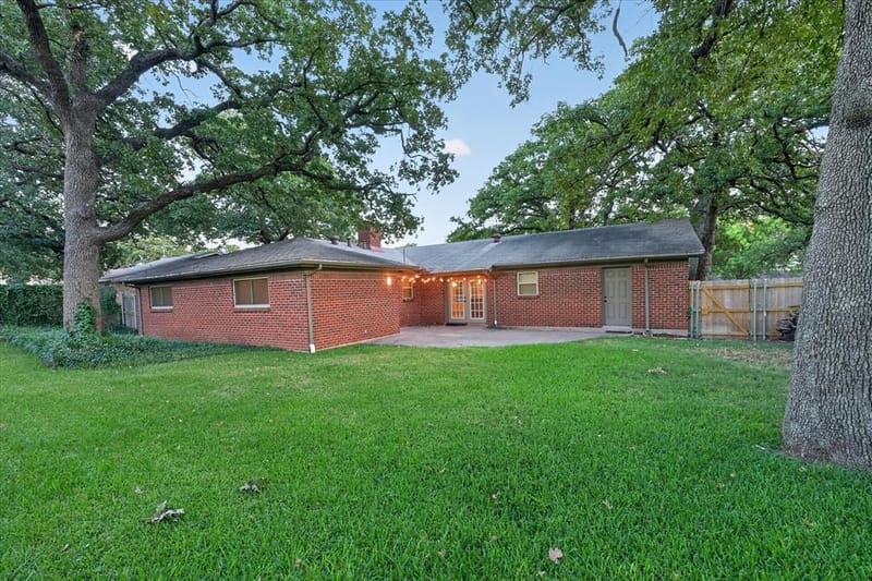 844 Woodcrest Drive, Hurst TX 76053 - Photo 33