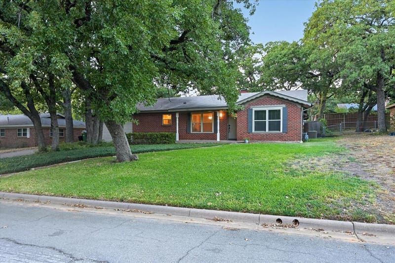 844 Woodcrest Drive, Hurst TX 76053 - Photo 4