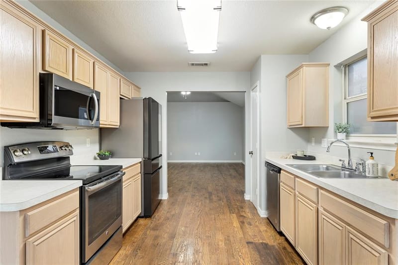 1211 Varacruz Drive, Arlington TX 76010 - Photo 2