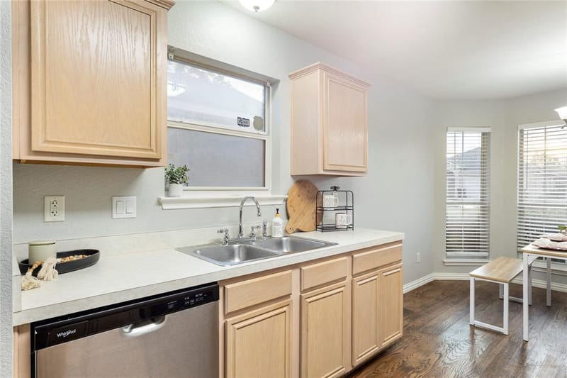 1211 Varacruz Drive, Arlington TX 76010 - Photo 6