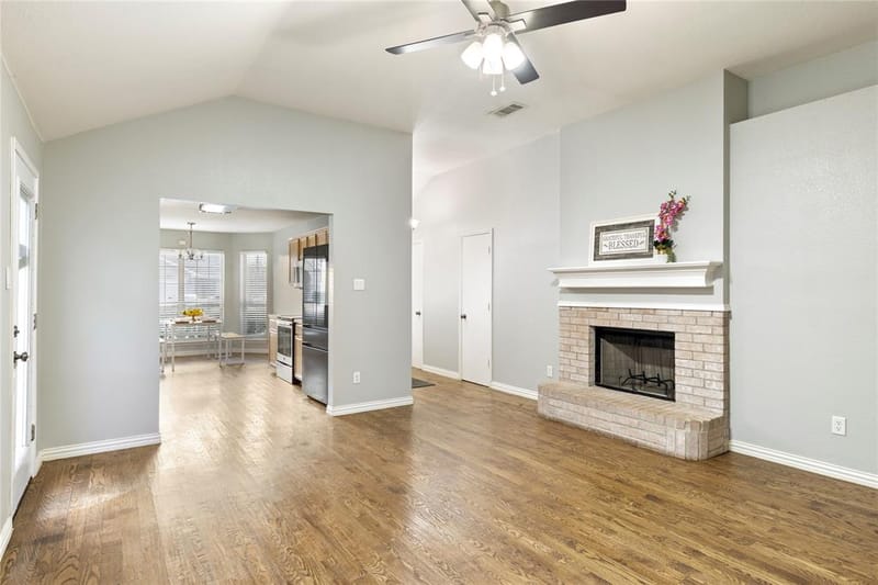 1211 Varacruz Drive, Arlington TX 76010 - Photo 3