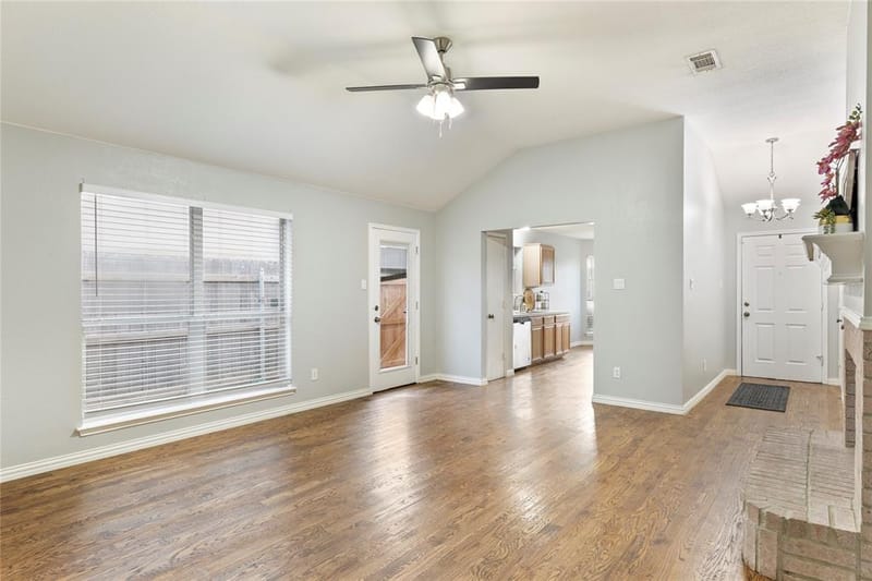 1211 Varacruz Drive, Arlington TX 76010 - Photo 5
