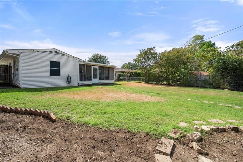 1725 Grace Street, Arlington TX 76010 - Photo 20