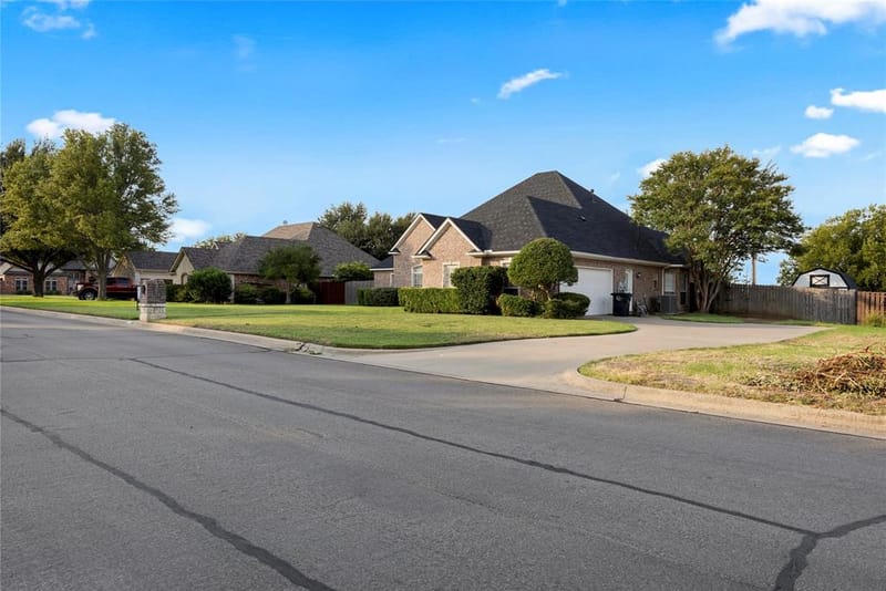 706 Meadowview, Cleburne TX 76033 - Photo 4