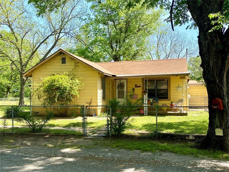 1115 S 6th Street, Bonham TX 75418