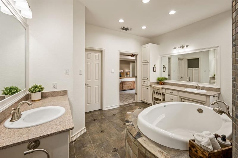 2736 Woodbridge Drive, Hurst TX 76054 - Photo 18